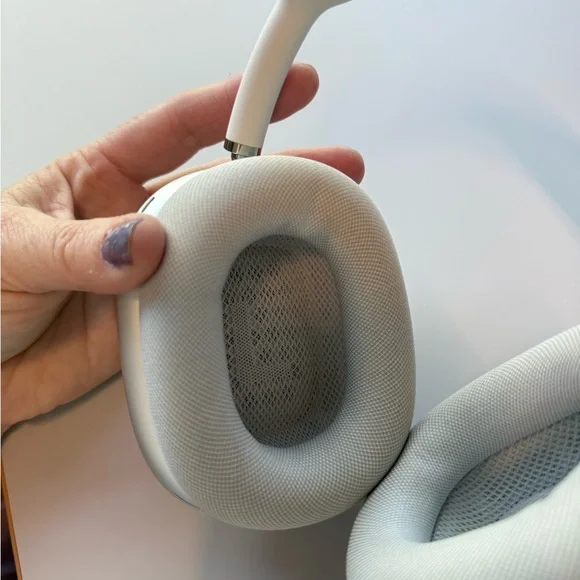 Sleek Silver and White Over-Ear Headphones - Picture 2 of 6